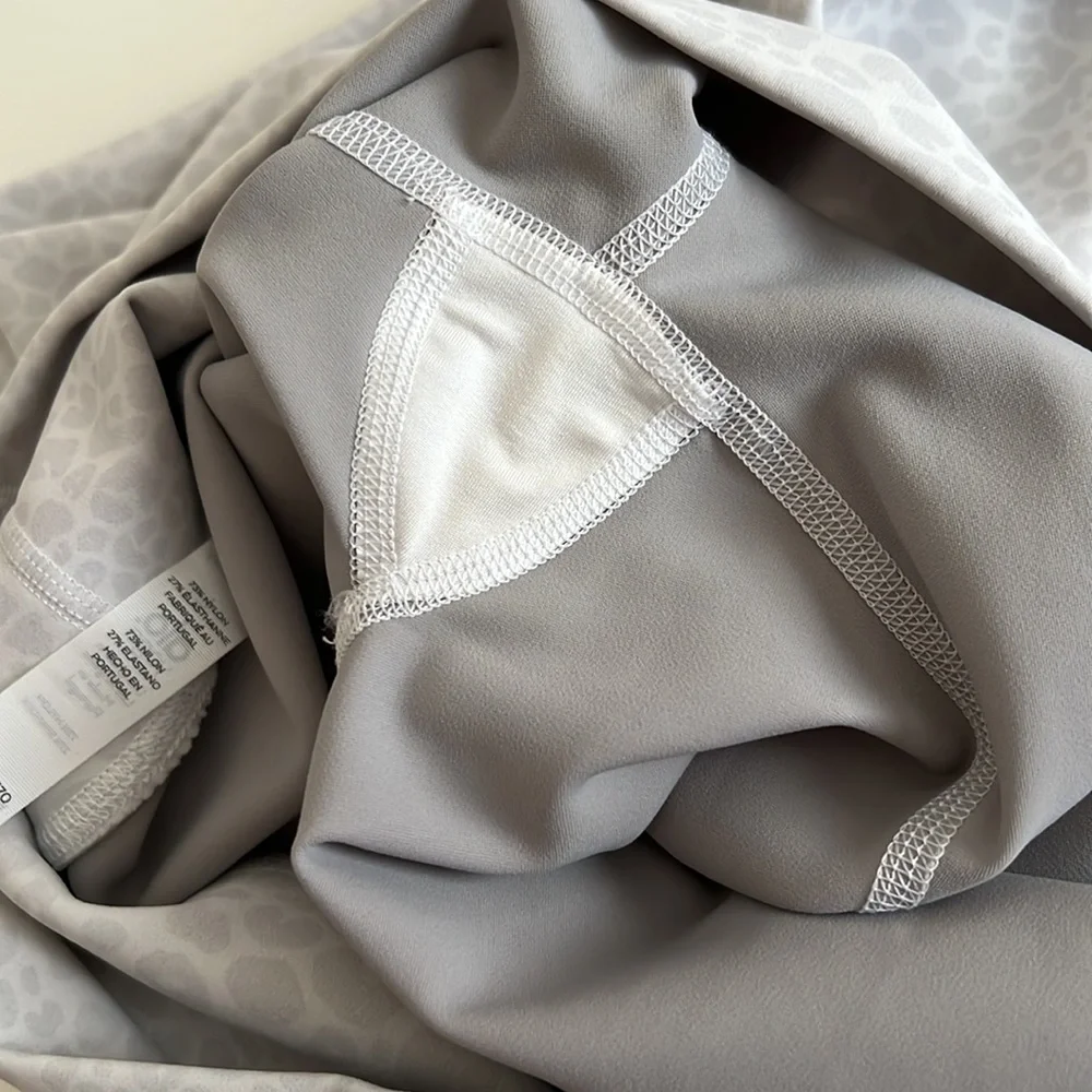 Alo Yoga Women’s High Waist White Leopard Vapor Legging, Large, 28” - Picture 7 of 7